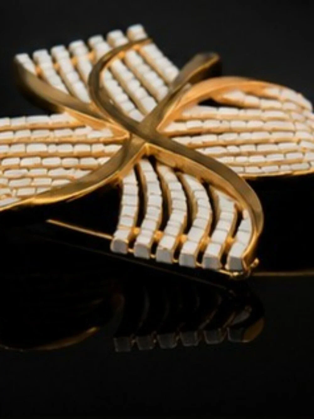 Vintage Signed Trifari White Enamel Gold Tone Brooch Mid Century Modern Abstract